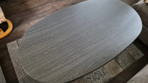 Anmelderens ferdige salongbord med Manchester blackwood kontaktplast, sett fra siden.