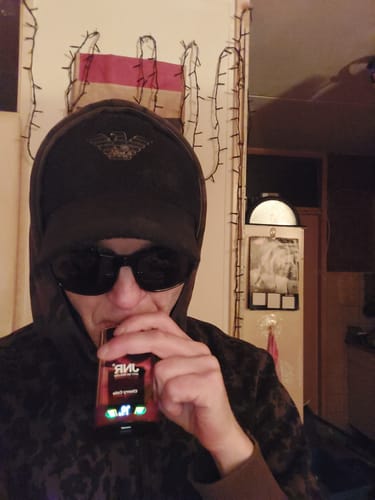 Customer photo review of JNR - Falcon Pro - 28000 Bouffées - 2% de nicotine - Puff Jetable / Vape Disposable