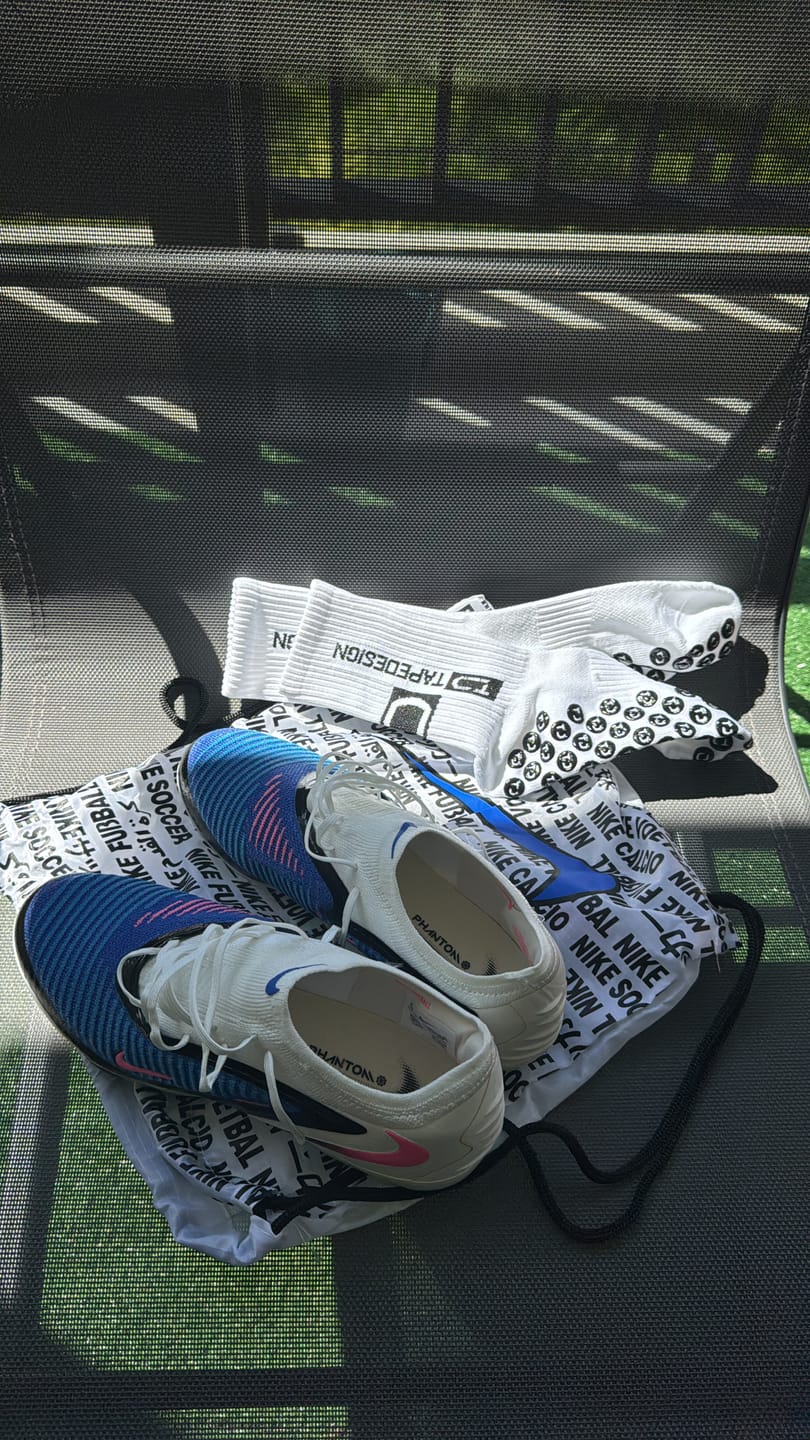 Customer photo review of Phantom 6 Elite Low Cut FG Attack Pack - Bleu/Banc/Noir/Rose