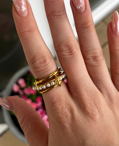Customer photo review of Pearl Infinity Flow Ring 18K Vergoldet