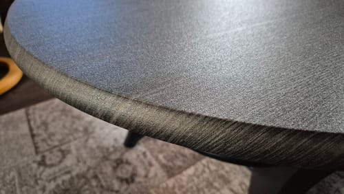 Nærbilde av den jevne kanten på bordet med Manchester blackwood kontaktplast.