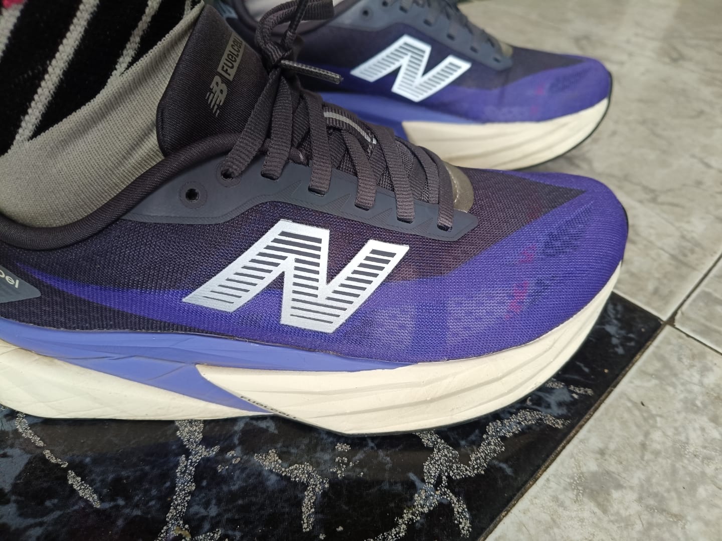 Customer photo review of New Balance FuelCell Rebel v5 Mujer Electric Indigo Truffle Salt