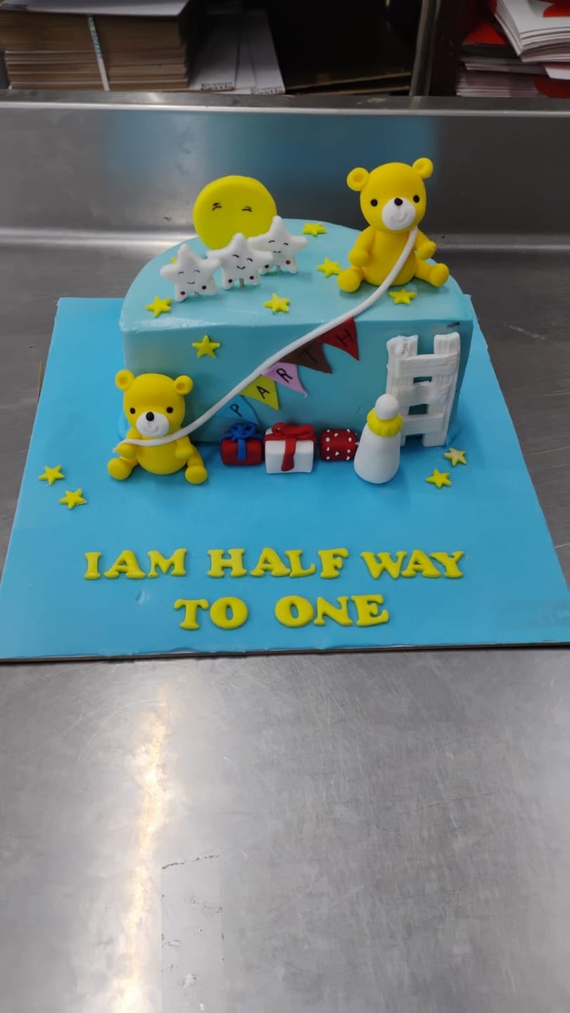 Customer photo review of Teddy 6 Months Cake