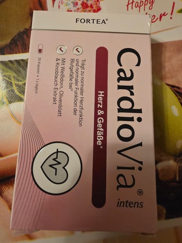 Kunde zeigt die rosa-weiße Schachtel von CardioVia intens.