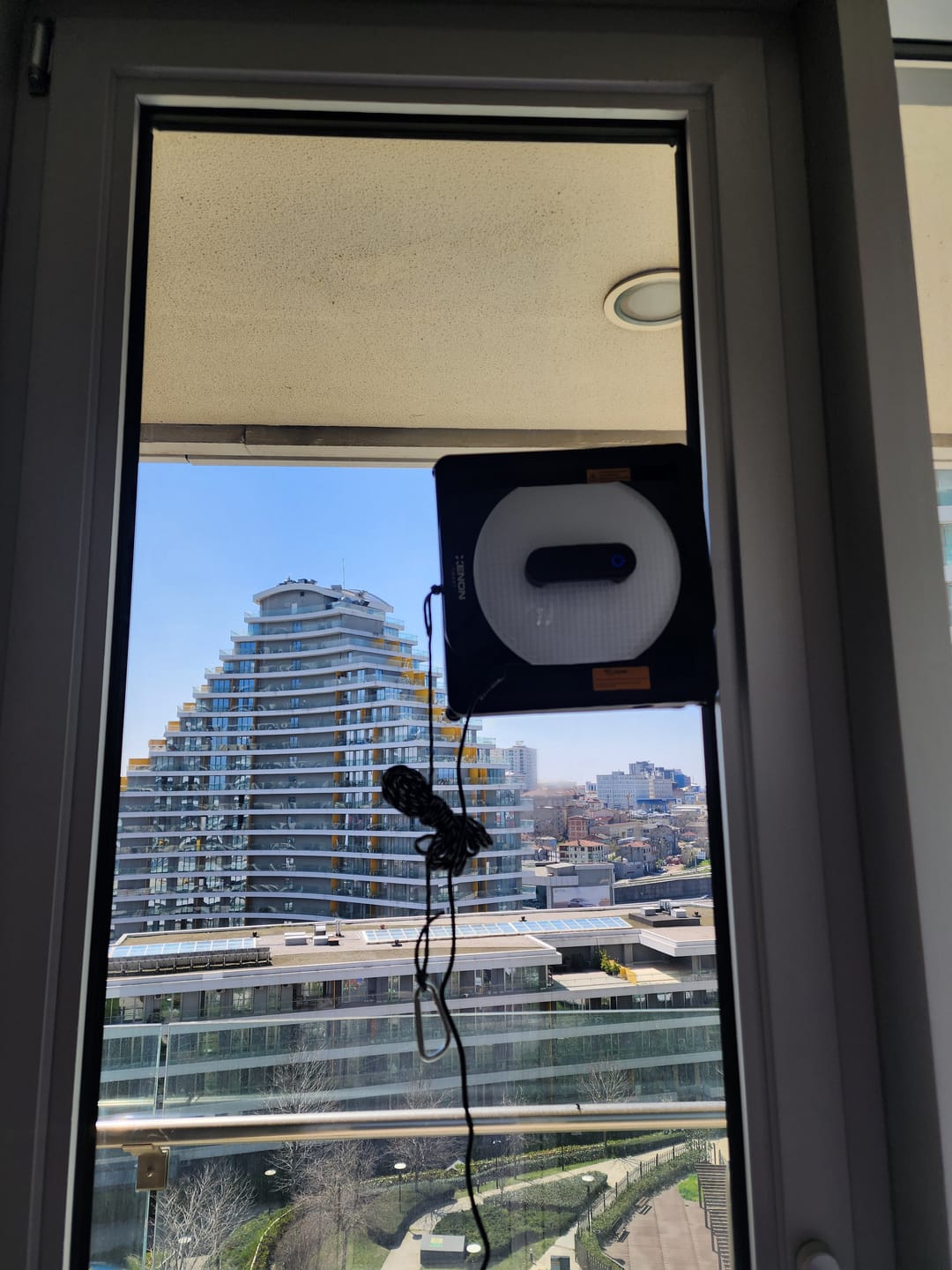 Customer photo review of Cam Silme Robotu (Elo) ve 6 Adet Mop | 2'li Set, Kumandalı, 3 Modlu, Mobil Kontrol