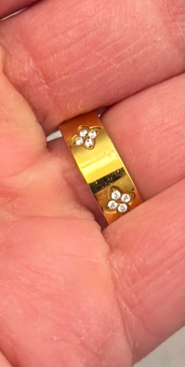 Customer photo review of Clover Stone Ring | 18K vergoldet