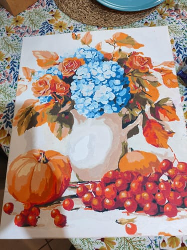 תמונת לקוח/ה המציגה את הציור הכמעט גמור של טבע דומם, שנוצר עם ערכת הצביעה לפי מספרים.