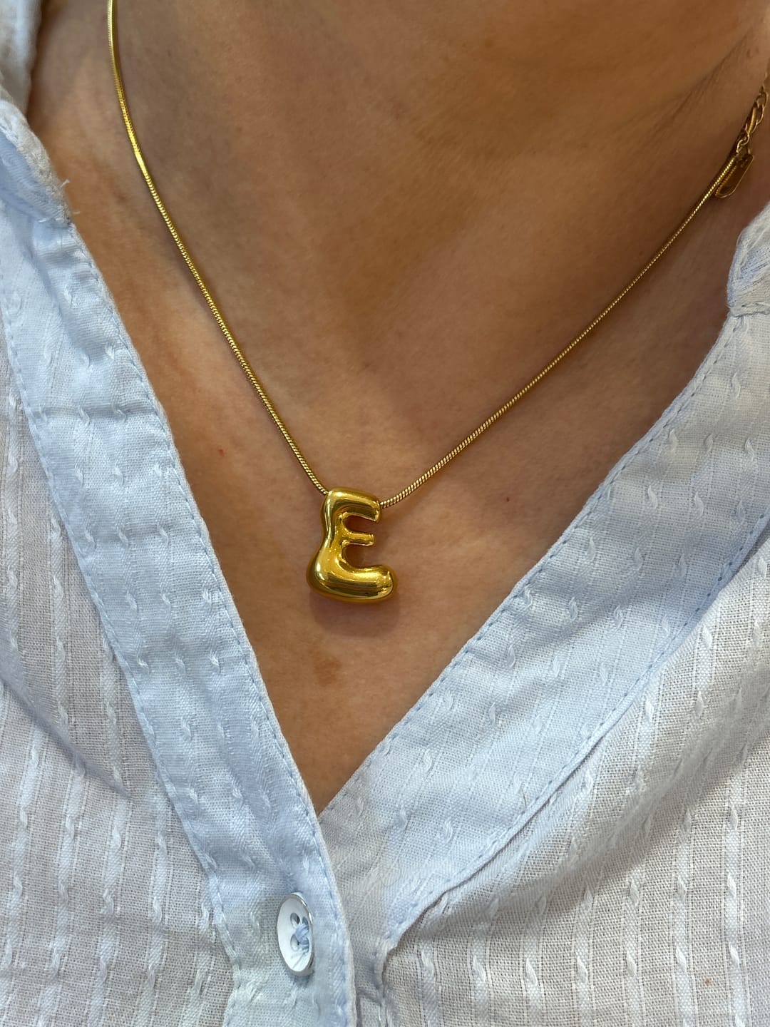 Customer photo review of Personaliza Tu Collar Con Inicial Mini Bubble Dorado