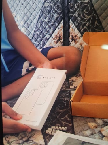 Customer holding the white packaging for their new Anti Yellow Magsafe Clear Case for Samsung.