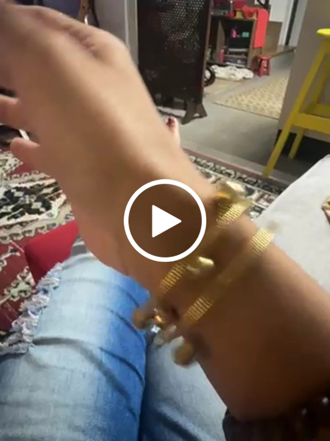 Customer video review of Bracelete Espiral Tríplice Banhada em Ouro 18K