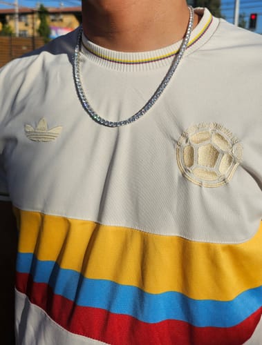 Cliente usando la Cadena Tennis 5mm sobre una camiseta con rayas de colores.