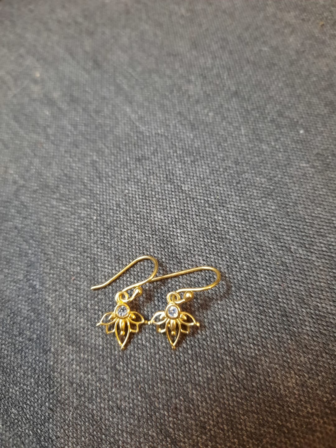 Customer photo review of עגילים נתלים לוטוס ואבני חן מוזהבים