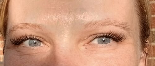 Kundin zeigt in einer Nahaufnahme ihre Augen mit den natürlich wirkenden Flirt Filter Wimpern.