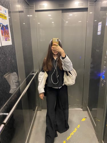 Cliente usando los PANTALONES ANNA G negros de pierna ancha en un selfi de cuerpo entero.
