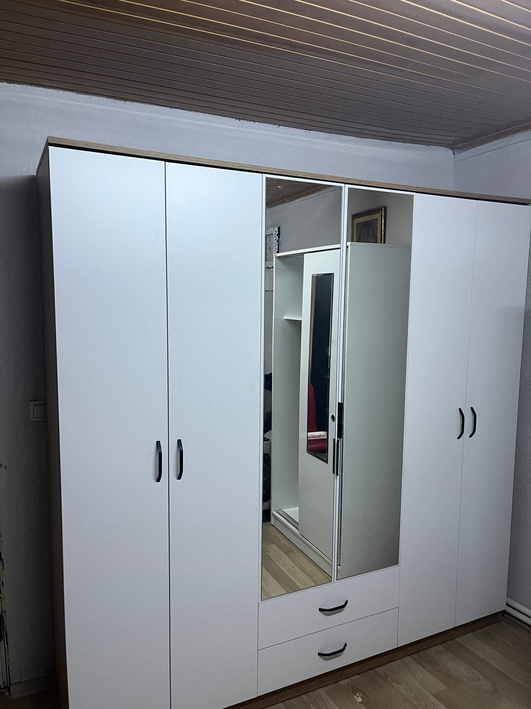 Customer photo review of Rani BA130 Geniş Gardırop Elbise Dolabı Aynalı 6 Kapaklı 2 Çekmeceli 5 Raflı 3 Askılı Sepet Ceviz - Beyaz
