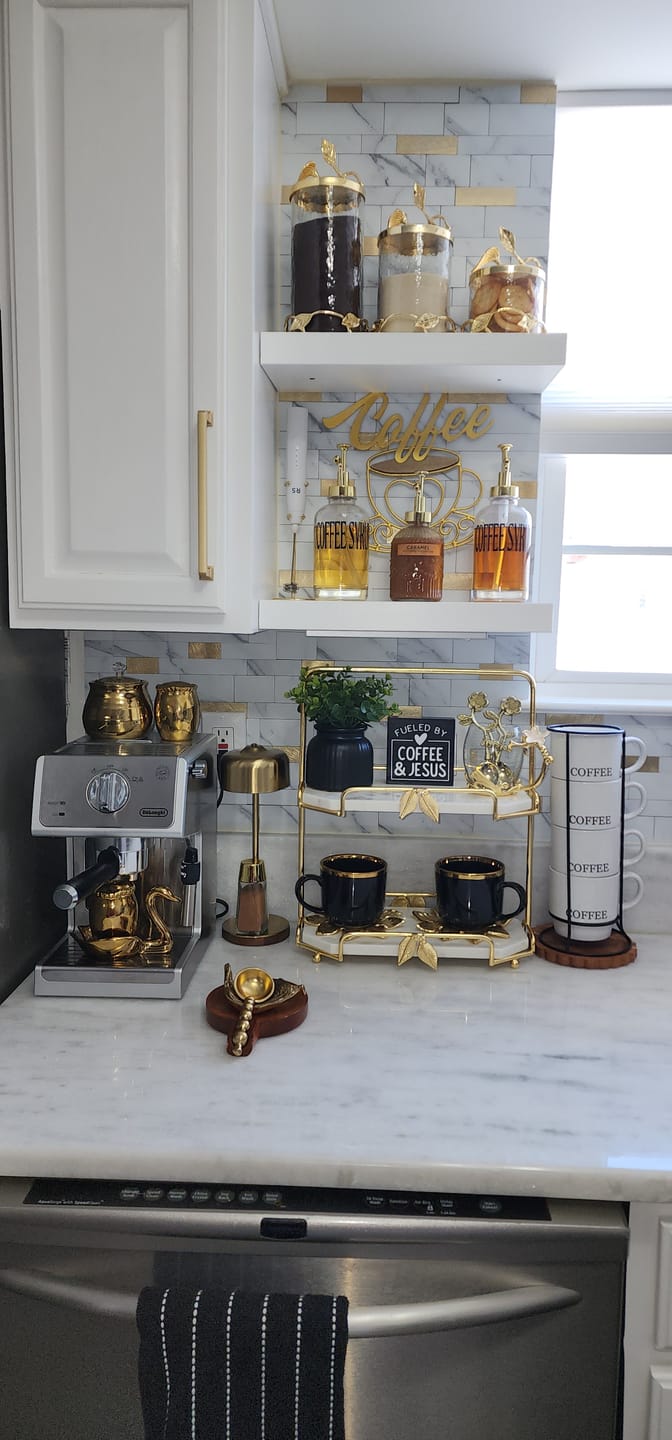 Customer photo review of 2 Tier Marble And Gold Leaf Design.