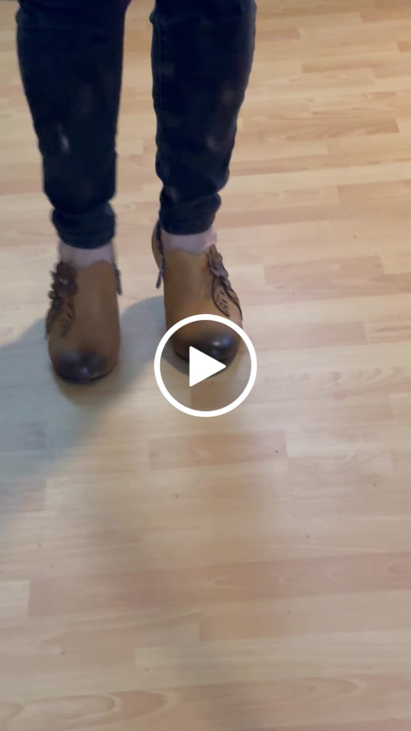 Customer video review of Retro Handmade Floral Leather Low-Heel Pumps