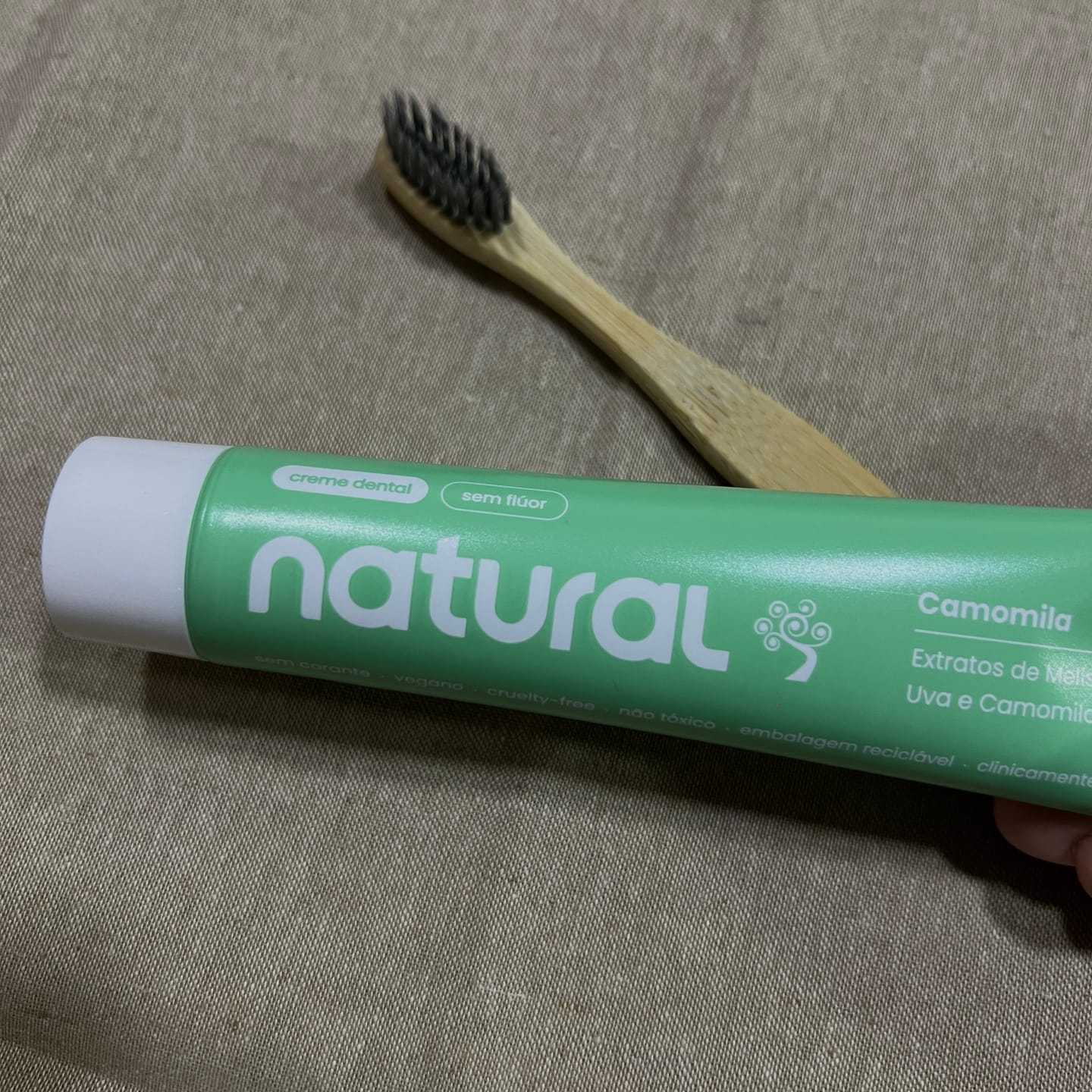 Customer photo review of Creme Dental Natural com Camomila, Melissa e Uva 80g