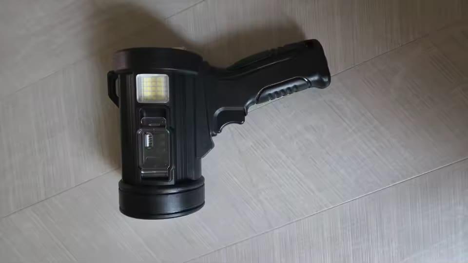 Customer photo review of Wiederaufladbarer LED-Strahler – 900000 Lumen, Solar & USB