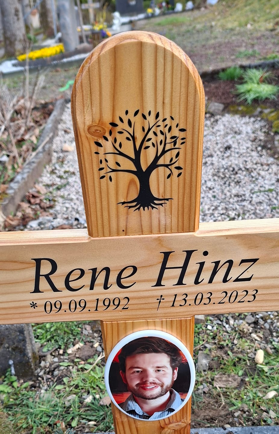 Customer photo review of Grabkreuz aus Holz mit Namen (rund)