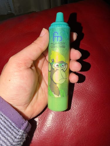 Ein Kunde hält den grünen RANDM TORNADO 15000 Vape in der Hand.