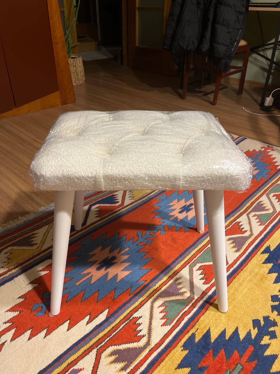 Customer photo review of Rani BM101 Puf Ahşap Ayaklı Tabure Siyah - Beyaz Kazayağı Desenli