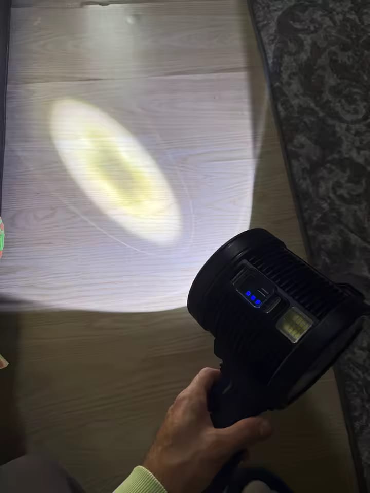 Customer photo review of Wiederaufladbarer LED-Strahler – 900000 Lumen, Solar & USB