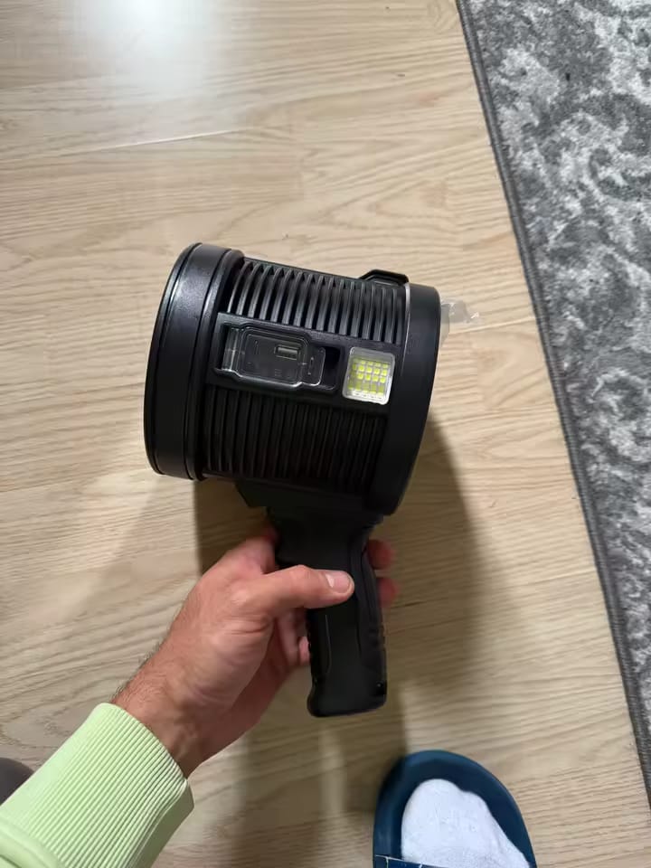 Customer photo review of Wiederaufladbarer LED-Strahler – 900000 Lumen, Solar & USB