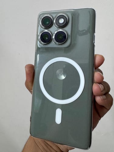 A reviewer holds a Motorola Edge 60 Pro with the Anti Yellow Magsafe Clear Case, showcasing its precise fit and visible Magsafe ring.