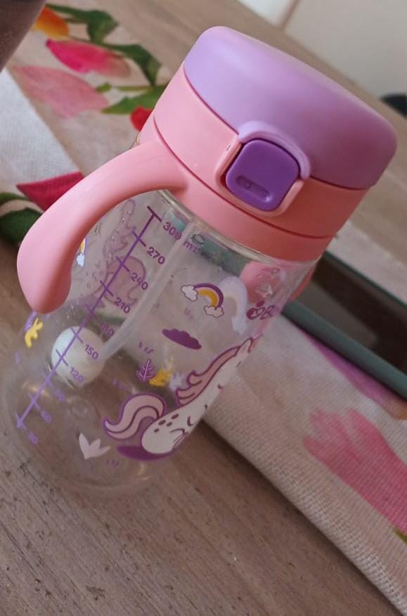 Customer photo review of Botella de Tritan™ 5001 antiderrame con bombilla Unicornio