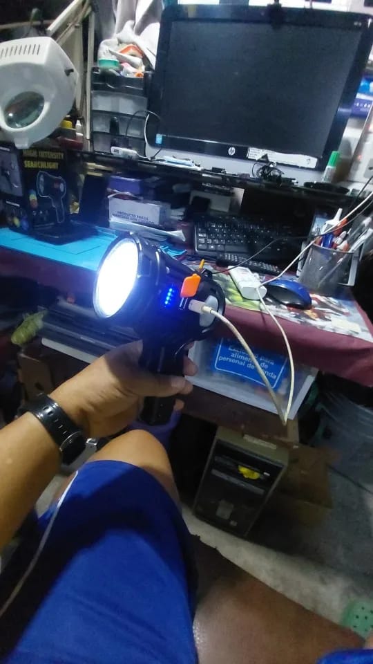 Customer photo review of Wiederaufladbarer LED-Strahler – 900000 Lumen, Solar & USB