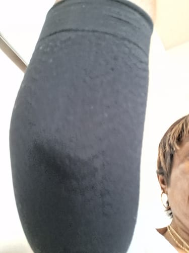 Close-up of a reviewer wearing the black Silix™ 3D Compression Sleeve on their arm.
