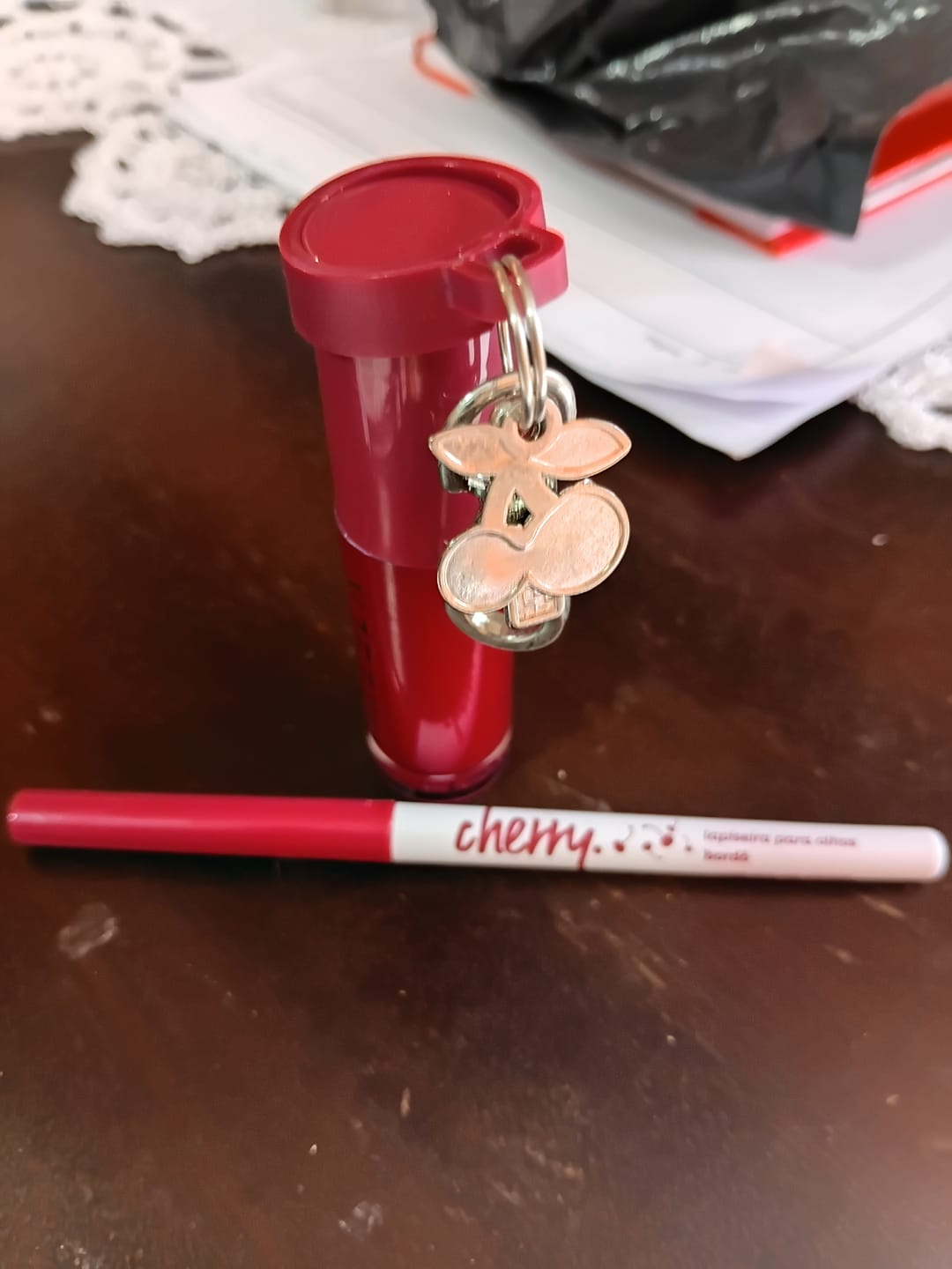 Customer photo review of Lapiseira para Olhos Bordô - Cherry - Vizzela