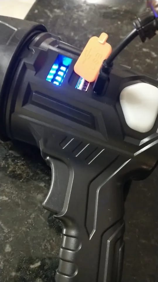 Customer photo review of Wiederaufladbarer LED-Strahler – 900000 Lumen, Solar & USB