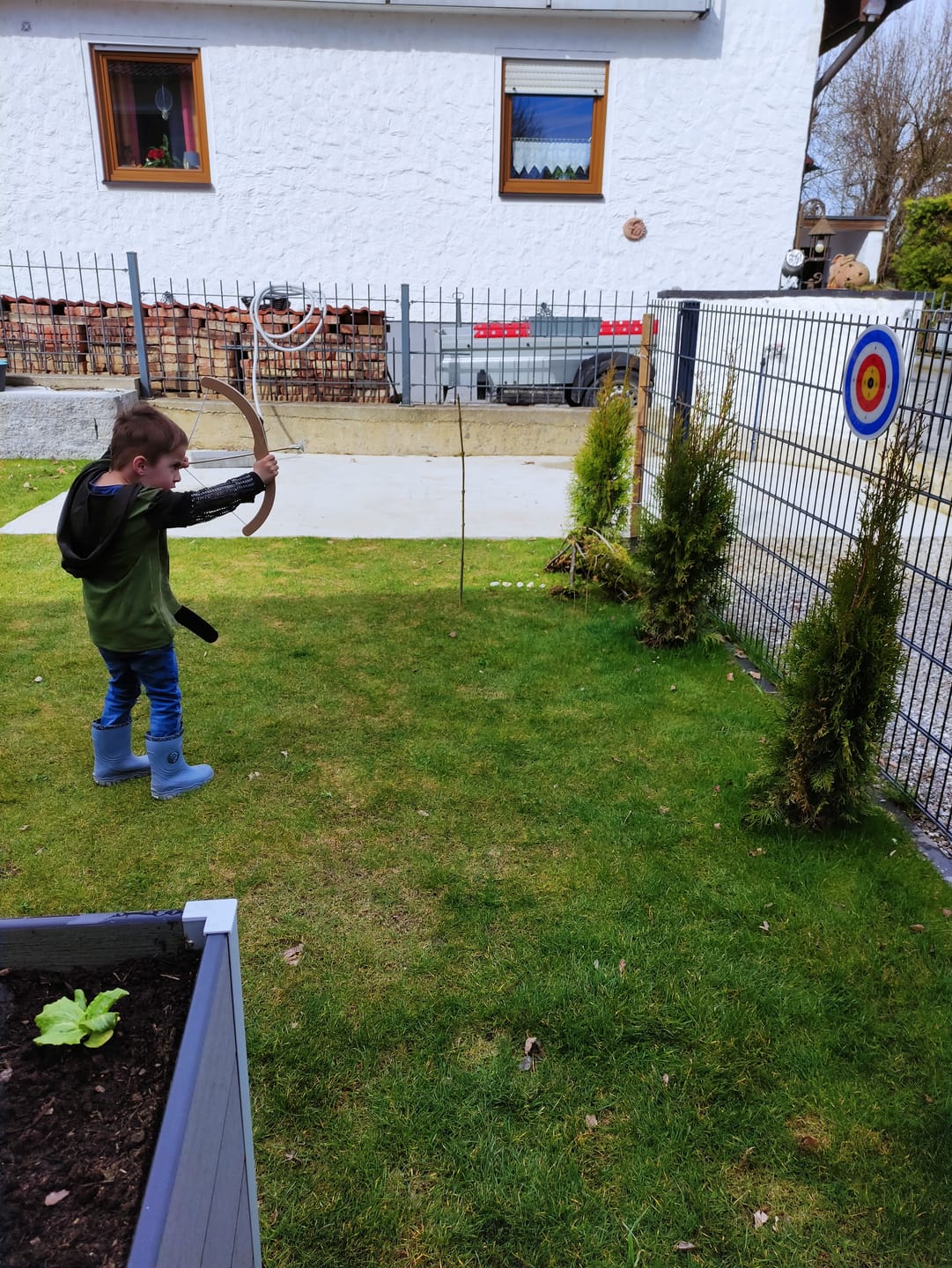 Customer photo review of Kinderbogen - Holzspielzeug, mit Saugnapfpfeilen, Köcher & Zielscheibe