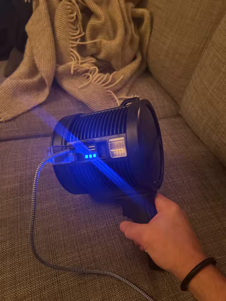 Customer photo review of Wiederaufladbarer LED-Strahler – 900000 Lumen, Solar & USB