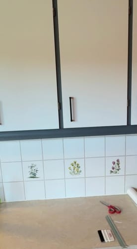 Anmelderens kjøkkenvegg med hvite fliser før påføring av Concrete natural kontaktplast.