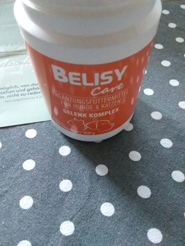 Nahaufnahme der Dose des Belisy Care Gelenk Komplex auf einem grauen Tisch mit weißen Punkten.