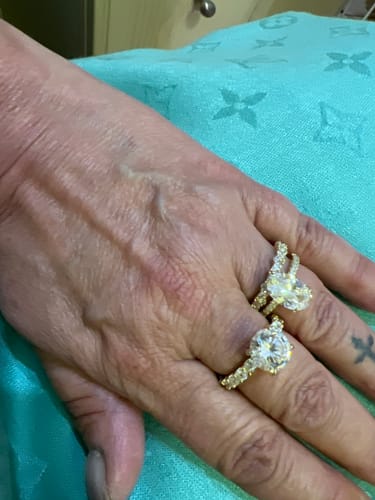 Customer photo review of Louily Luxury 4.0Ct Round Cut Engagement Ring