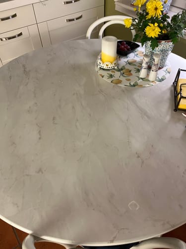 Kundes runde spisebord fornyet med Marmor romeo hvit matt kontaktplast.