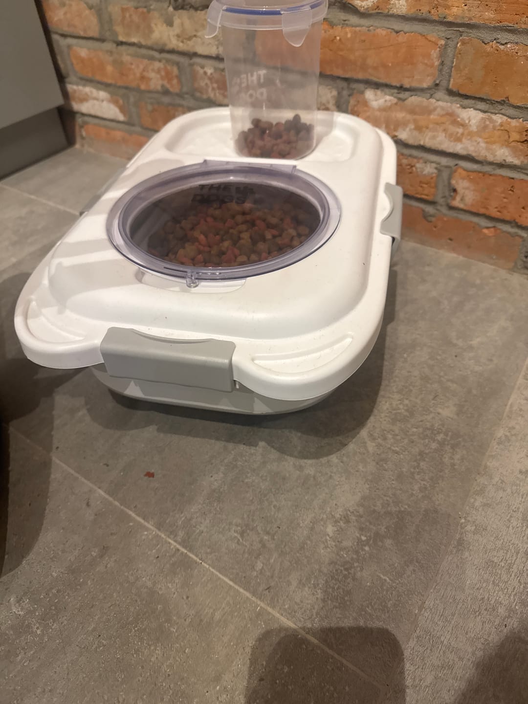 Customer photo review of Contenedor Hermético THE DOGS — Alimento fresco y sin olores