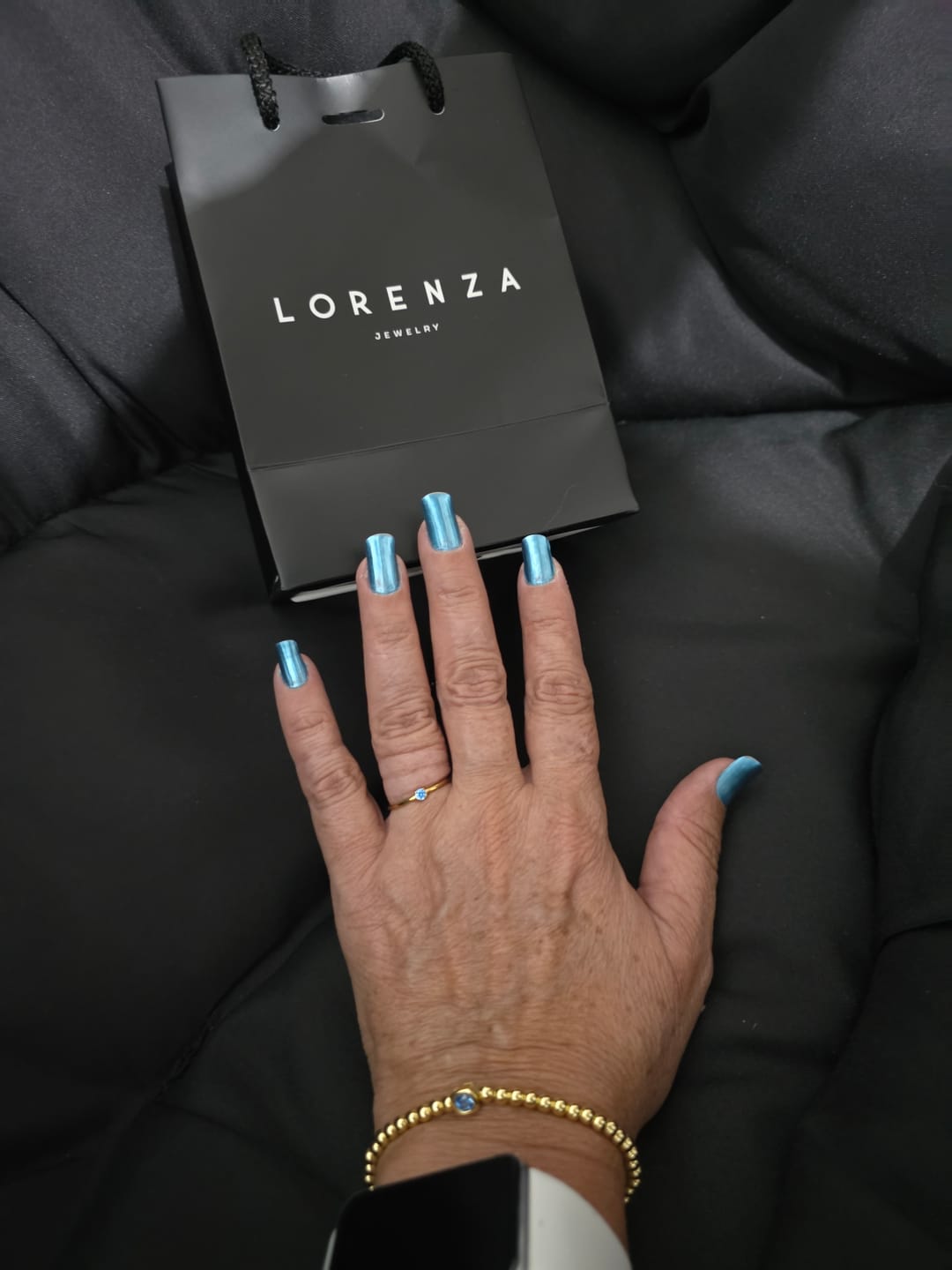 Customer photo review of Pulsera Dorada Bolitas Birthstone Cuadrado