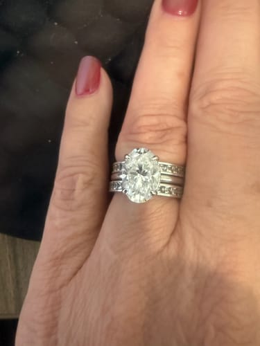 Customer photo review of Louily Moissanite Classic 2.0~5.5 Carat Oval Cut Engagement Ring