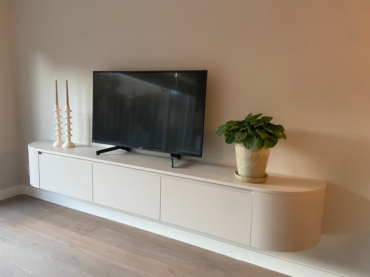 Customer photo review of Aura Japandi Tv-meubel 240 x 35 x 33 cm - Beige