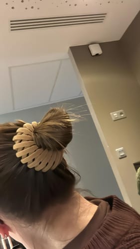Cliente montrant son chignon réalisé avec LE CLIP MAGIQUE de couleur beige.