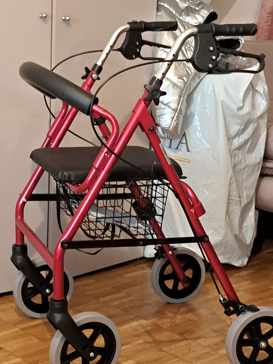 Customer photo review of Trendmobil Rollator nur 6,7 kg - inkl. Korb und Stockhalterung
