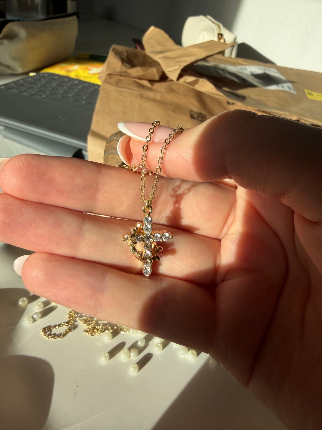 Customer photo review of Christianartworkshop Moderne Halskette mit Kreuz „Crowned in Faith“ und Ohrringen