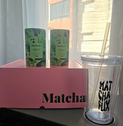 Dos envases de Té Matcha Premium del cliente, junto con el práctico vaso de regalo que recibió.