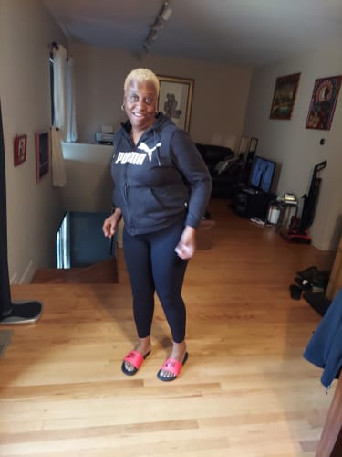 Reviewer standing indoors showing the fit of the black Silix™ 3D Anti-Cellulite Leggings.