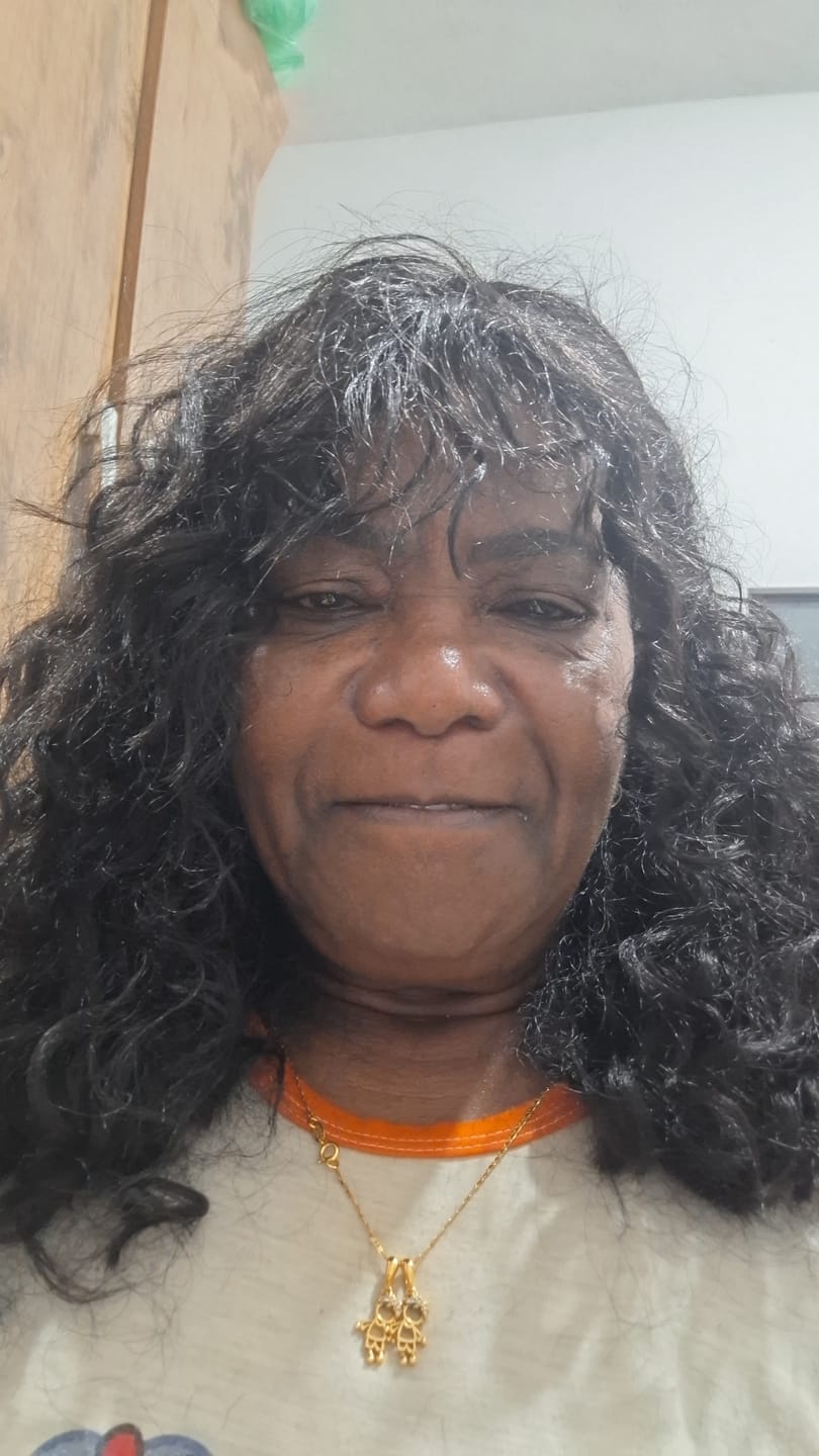 Customer photo review of Peruca Portia Castanho Escuro Cacheada